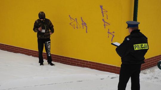 18-latek oszpecił ściany na 10 budynkach