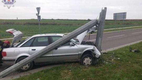 18-latek rozbił się na słupie. W audi łyse opony
