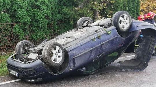 18-latek w seacie wypadł z zakrętu i dachował. Miał sporo szczęścia