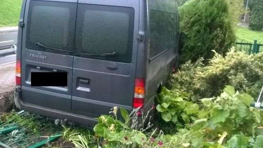 18-latek wjechał busem do przydomowego ogródka