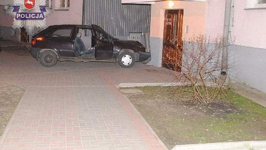 18-latek wjechał w blok mieszkalny. Wcześniej pił alkohol