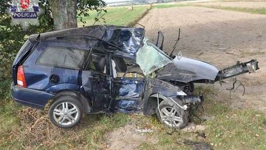 18-latek wjechał w drzewo, chłopak jest w ciężkim stanie