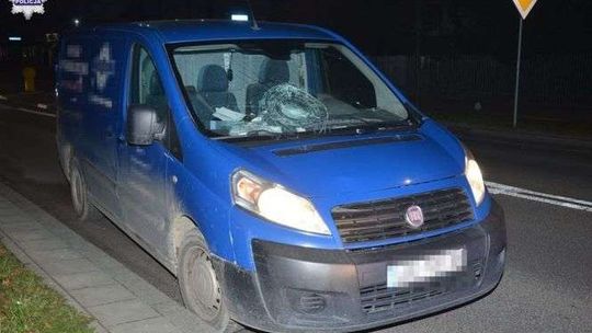 18-latek wszedł wprost pod fiata. Był pijany