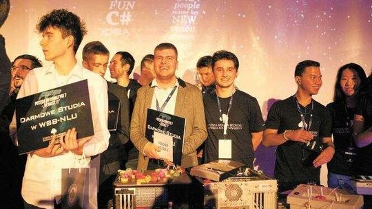 18-latek wyróżniony za aplikację Pomocniczek i grę Voxelaxy