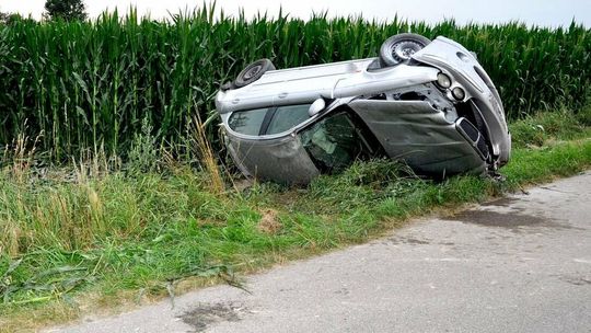 18-latka nie ustąpiła pierwszeństwa. Doszło do zderzenia, jaguar dachował