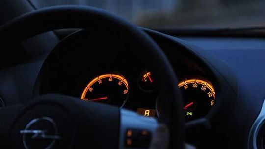 18-latka wjechała w sklep, a potem uciekła