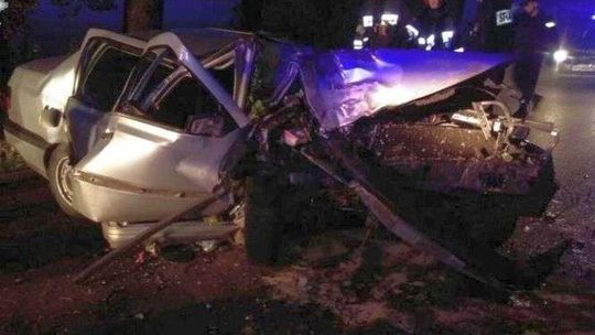 18-latka z impetem wjechała w drzewo. Była pijana