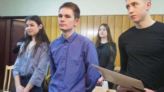 18-latkowie przyszli odebrać swoje pierwsze paszporty. Czekała na nich niespodzianka