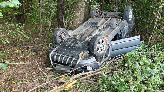 18-letnia kierująca wjechała do rowu. Jej auto dachowało