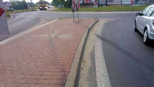 18 ton wiśni i pijany kierowca ciężarówki. Na rondzie \"pod prąd”