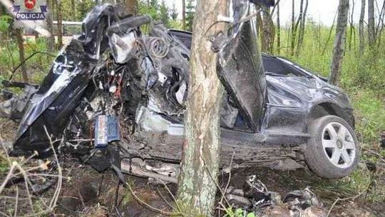 19-latek jechał za szybko i uderzył w drzewo. Audi całkowicie zniszczone