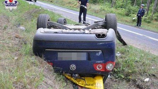 19-latek jechał zbyt szybko i dachował. Trzy osoby ranne