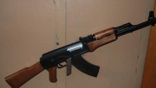 19-latek ostrzelał samochód z karabinu na plastikowe kulki