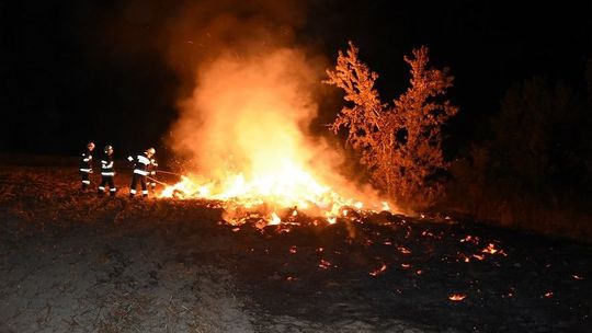 19-latek przeżył zawód miłosny i chciał rozładować emocje. Spłonęło 140 bel słomy