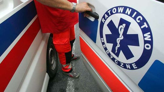 19-latek spadł z maski kabrioleta, jest w ciężkim stanie