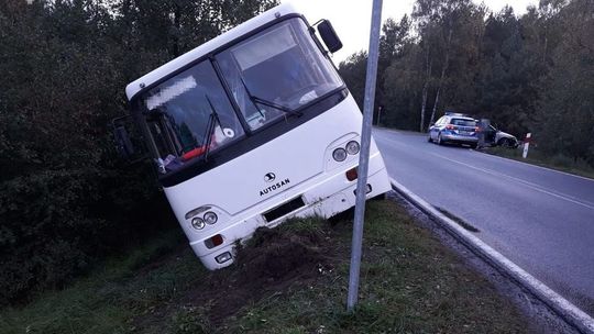 19-latek stracił prawo jazdy. Nie zauważył autobusu