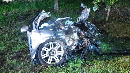 19-latek w audi czołowo zderzył się z ciężarówką. Zginął na miejscu [zdjęcia]