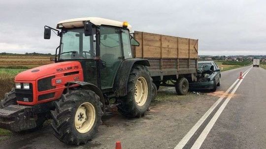 19-latek wjechał seatem w przyczepę ciągnika. Trzy osoby poszkodowane