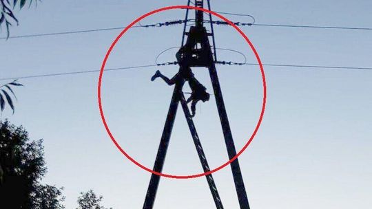 19-latek wszedł na słup energetyczny dla dziewczyny. Poraził go prąd