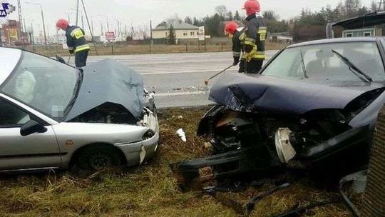 19-latek wymusił pierwszeństwo. Jedno z aut uderzyło w latarnię 