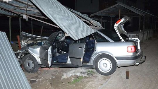 19-latek wypadł z drogi, potrącił dwie osoby. Mężczyzna zmarł, kobieta jest w szpitalu