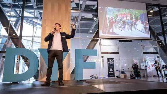 19-latek z Parczewa napisał książkę. Ma już swój portal i markę odzieżową