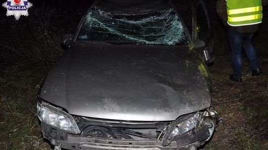 19-latek zjechał na pobocze i dachował. Jedna osoba ranna 