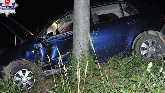 19-latek zjechał z drogi i uderzył w słup. Zginął na miejscu