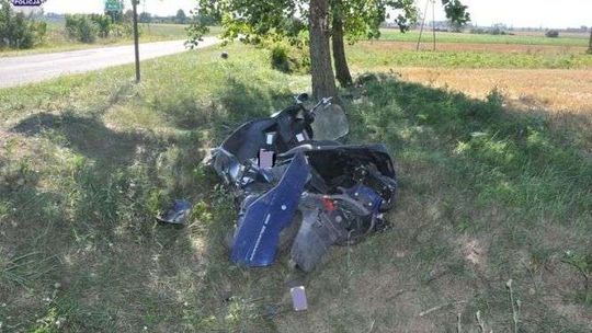 19-letni motocyklista jechał bez prawa jazdy. Uderzył w drzewo