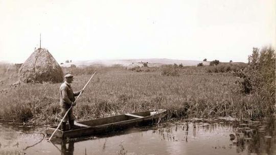 1942 rok. Na zdjęciach chrzciny, śluby, pogrzeby. Zamojszczyzna w sepii i na biało-czarnych klatkach