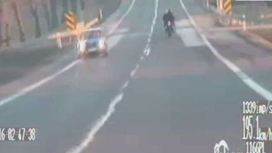 195 km/h na motocyklu z pasażerką (wideo)