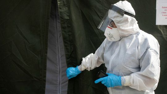 2 006 nowych przypadków zakażenia koronawirusem w Polsce. Zmarło 29 chorych