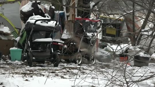 2-latka mieszkała z mamą w namiocie. Dziewczynka trafiła do szpitala