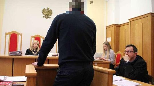 2-latka wpadła do kanalizacji, jej matka walczy o zadośćuczynienie