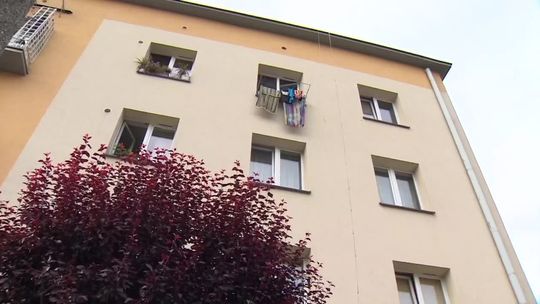 2-letnie dziecko wypadło z trzeciego pietra bloku. Pijany opiekun usnął