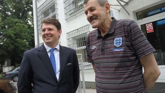 20 lat siedział w psychiatryku. Niesłusznie? Pan Jan wychodzi na wolność (wideo)