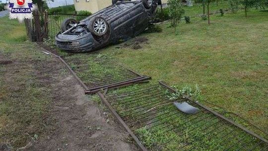 20-latek dachował. Jechał zbyt szybko, prawo jazdy miał od kilku tygodni