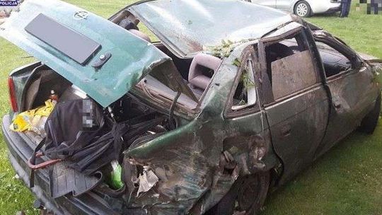 20-latek dachował oplem. W środku była marihuana