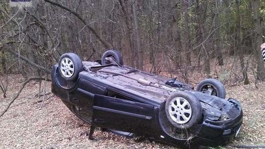 20-latek jechał za szybko. Jego opel dachował