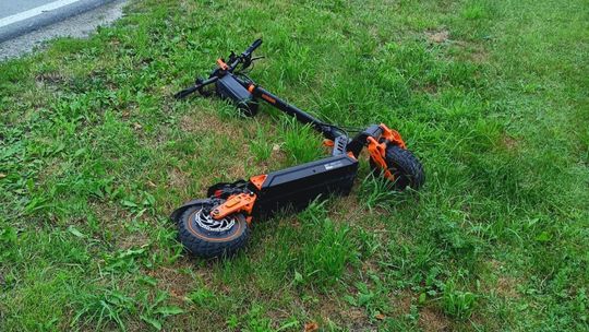 20-latek rozbił się na hulajnodze elektrycznej. Policja przypomina o kaskach i zasadach jazdy