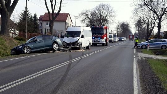 20-latek w BMW zderzył się z busem. Pięć osób w szpitalu