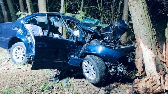 20-latek wjechał BMW w drzewo. Przeżył tylko jeden pasażer