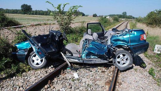 20-latek wjechał samochodem pod szynobus. Nie żyje