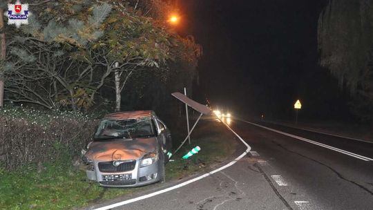 20-latka najechała skodą na gałąź, skończyło się dachowaniem