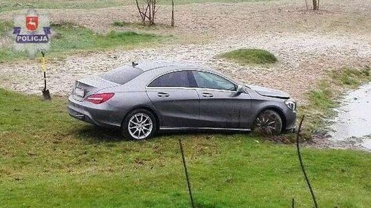 20-latka wjechała mercedesem do stawu