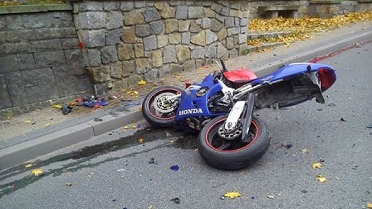 20-letni motocyklista wyprzedzał i uderzył w mur. Nie żyje