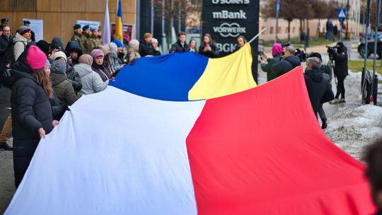 20-metrowa flaga przed konsulatem. Lublin upamiętnił 4. rocznicę wojny w Ukrainie