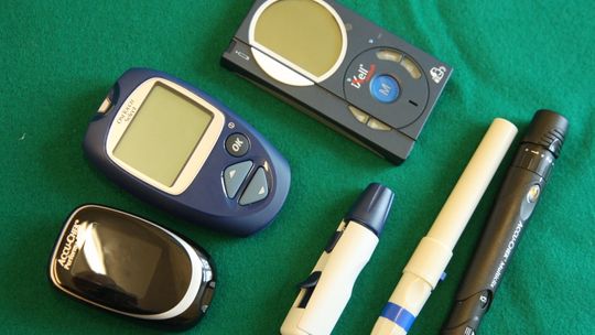 Glukometry i nakłuwacze do pomiaru poziomu cukru we krwi