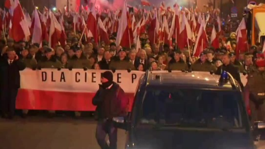 200 tysięcy ludzi na ulicach Warszawy. Kończy się marsz "Dla Ciebie, Polsko" [wideo]