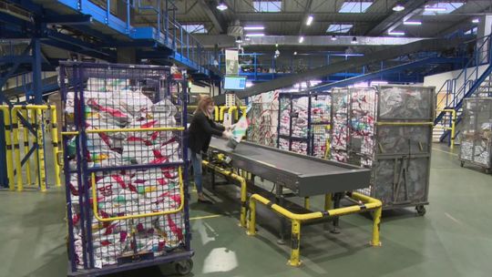 "200 tysięcy paczek i pół miliona listów na dobę". Pracownicy sortowni zwiększają wysiłki, aby zdążyć z dostawą na święta